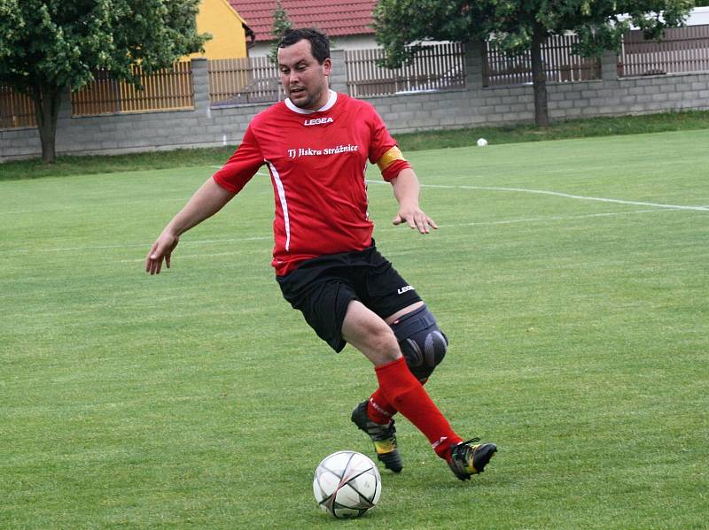 Fotbalisté Milotic ( v modrých dresech) po divoké domácí remíze 5:5 se Strážnicí potvrdili postup do vyšší krajské soutěže.