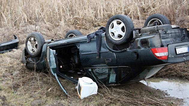 U Svatobořic-Mistřína havarovalo auto, skončilo na střeše mimo silnici.