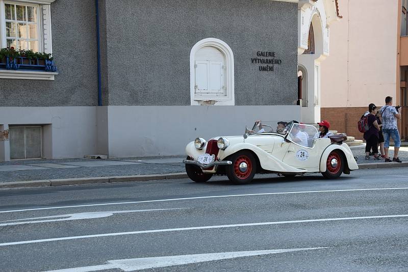 Závod 1000 mil československých odstartoval ve čtvrtek 12.8. v Praze.  Historické automobily projely i Hodonínem.