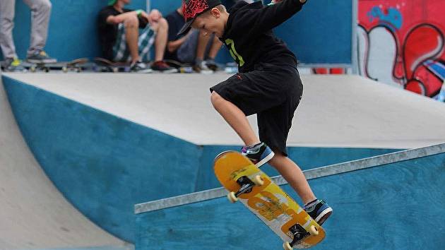 Ukázka skateboardových závodů.