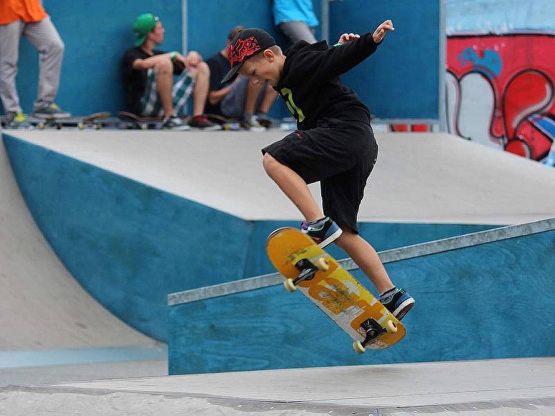 Ukázka skateboardových závodů.