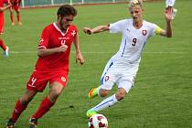 Česká fotbalová reprezentace do sedmnácti let (v bílých dresech) porazila na stadionu v Kyjově vrstevníky z Malty 2:0. Mezistátní utkání sledovaly tři stovky diváků. Na tribuně nechyběli ani bývalí reprezentanti Karel Poborský, Petr Kouba či Luboš Kozel.