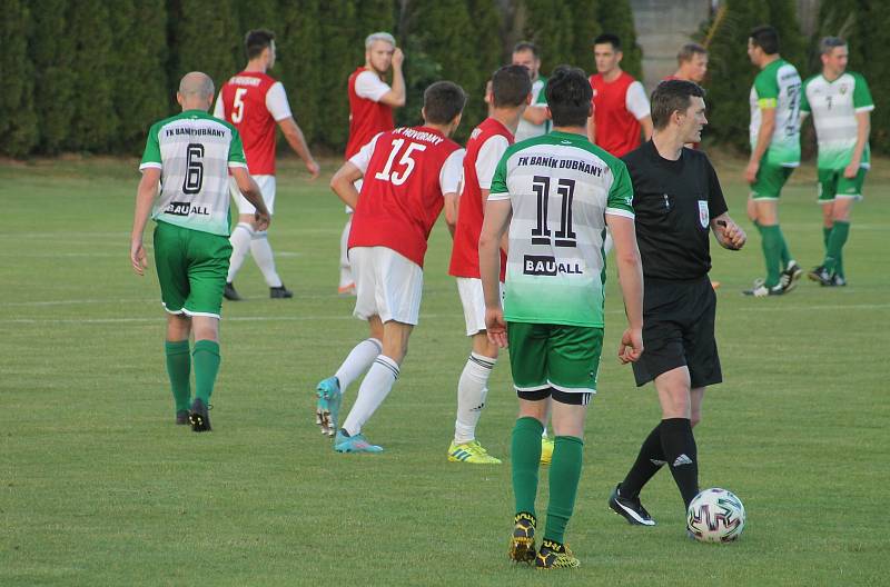 Finále okresního poháru vyhráli fotbalisté rezervy Dubňan (v zelených dresech), kteří porazili Hovorany 2:0.