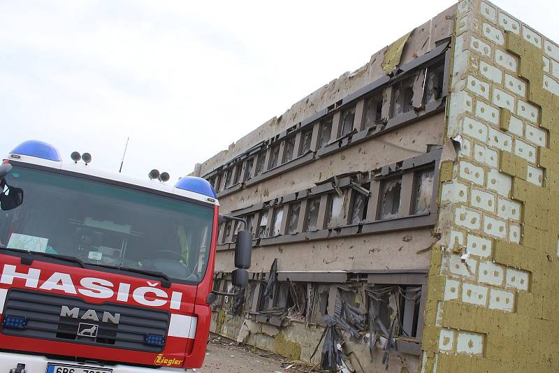 Areál MND v Lužicích následující den po ničivém tornádu.