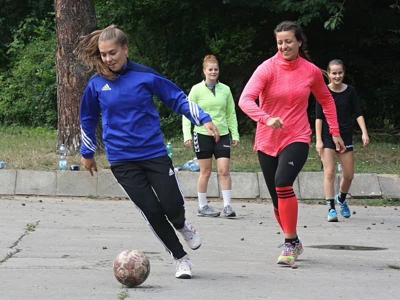 Házenkářky Veselí nad Moravou si závěr kondiční přípravy zpestřily krátkým soustředěním na chatě Radost ve Vřesovicích, kam se přesunuly ve čtvrtek odpoledne. Prostředí Chřibů si užijí až do neděle.