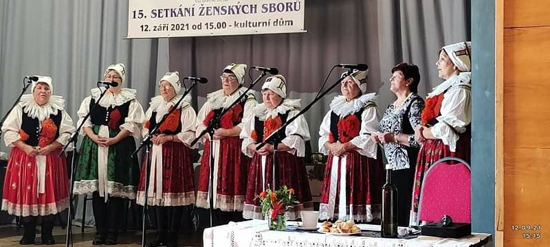 Ženský sbor z Hroznové Lhoty při vystoupení.
