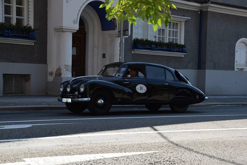 Závod 1000 mil československých odstartoval ve čtvrtek 12.8. v Praze.  Historické automobily projely i Hodonínem.