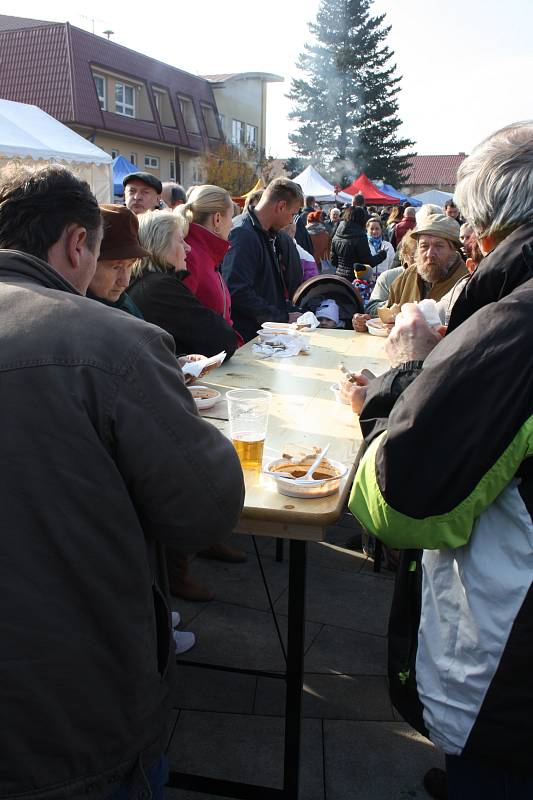 Místo před obecním úřadem v Prušánkách zabralo třináct týmů, které se mezi sebou utkaly o nejlepší guláš.