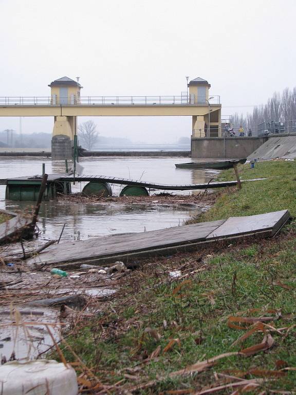 Zvýšená hladina Moravy u hodonínského jezu