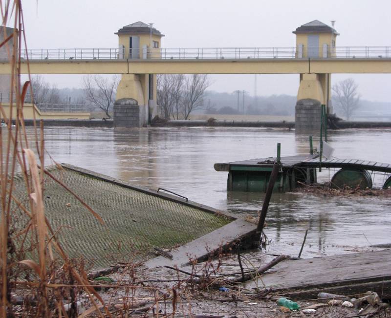 Zvýšená hladina Moravy u hodonínského jezu