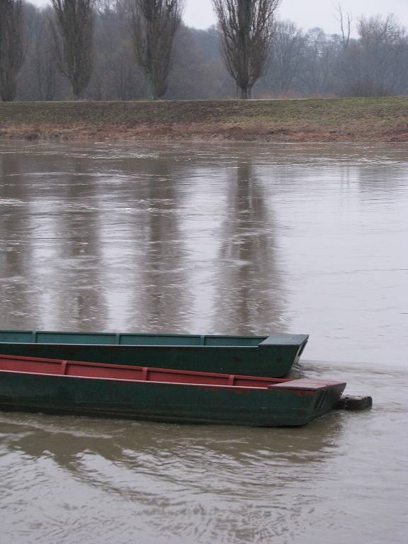 Zvýšená hladina Moravy u hodonínského jezu