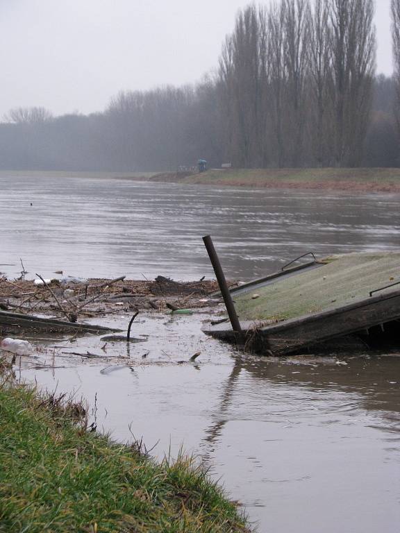 Zvýšená hladina Moravy u hodonínského jezu