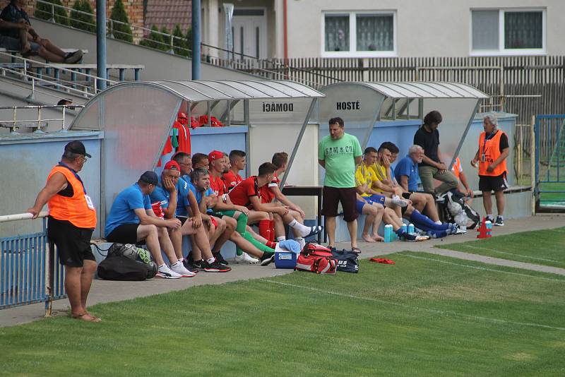 Hodonínští fotbalisté (v červenočerných dresech) oslavili po zápase s Velkou Bíteší postup do třetí ligy.