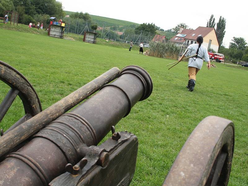 Ukázky historických bitev od doby kamenné až po třicetiletou válku uspořádali nadšenci v Louce.