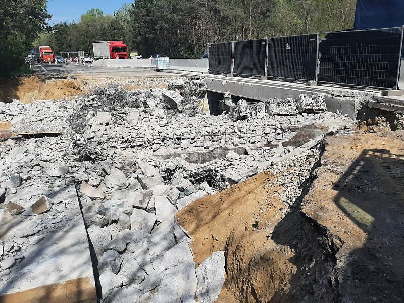 Silničáři opravují most na I/55 u Hodonína přes struskovod. První polovinu mostu už zbourali.