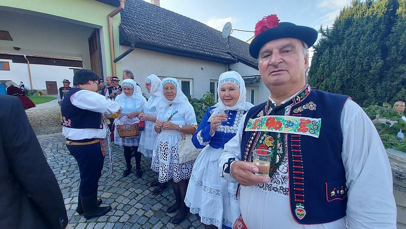 Krojovaná chasa na Svatováclavských hodech v Kostelci.