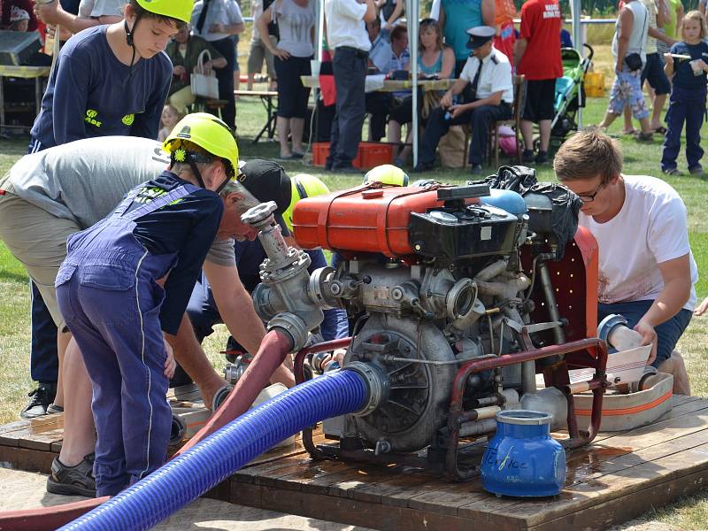 Hasičská technika, hektolitry vody a touha zvítězit. V tomto duchu se nesl uplynulý víkend v Ratíškovicích, kde týmy požárníku soutěžily o putovní pohár na Memoriálu Stanislava Vyhňáka, který patřil mladším a starším žákům.