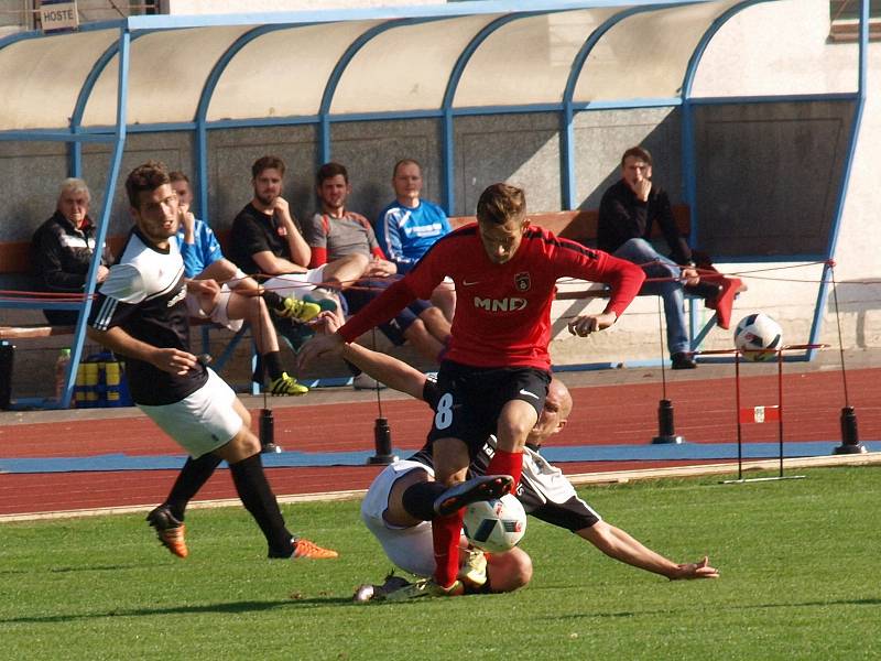 Hodonínští fotbalisté pokřtili nové červenočerné dresy výhrou nad Pelhřimovem. Sobotní duel divize D kromě čtyř branek nabídl také tři penalty a jedno vyloučení.