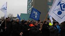 Kolem tří set padesáti nespokojených zaměstnanců demonstrovalo proti nízkým mzdám před hodonínskou armaturkou.