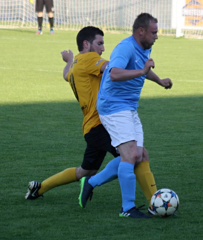 Fotbalisté Mutěnic (ve žlutých dresech) přehráli ve vloženém 30. kole krajského přeboru Boskovice 2:0 a zůstali v čele tabulky.