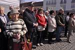 Kyjovští přivítali jaro zpěvem. V neděli odpoledne se před tamní radnicí sešly ženské a mužské pěvecké soubory a desítky lidí. Užívali si slunce, vína a hlaholivého zpěvu.