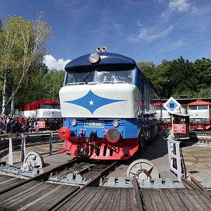 Vlak tažený legendární prototypovou lokomotivou zvanou Cecula.