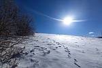 Sluncem zalitá krajina je ještě plná sněhu. I přesto se dá krásně projít.