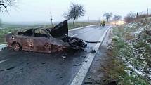 Silnice mezi Čejčem a Čejkovice musela být brzy ráno uzavřena. Na místě totiž došlo k dopravní nehodě, kdy jedno z aut začalo hořet.