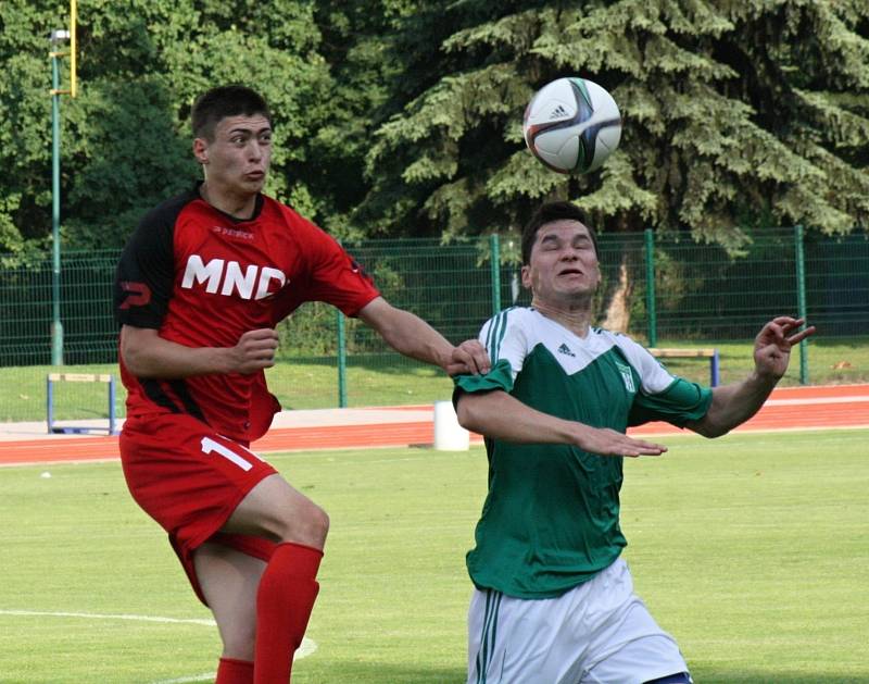 Fotbalisté Hodonína (v červených dresech) porazili v posledním zápase letošní sezony Ždírec nad Doubravou 3:1 a v divizi D skončili druzí.