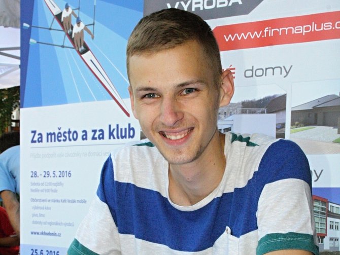 Dvacetiletý atlet Filip Sasínek (na snímku) byl jednou z hlavních postav páteční akce Hodonín v pohybu. Fanouškům se podepisoval poprvé v kariéře.