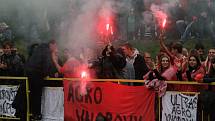 Fotbalisté Hroznové Lhoty (bíločervené dresy) v televizním zápase porazili Vnorovy 5:1. Zápas sledovalo 1500 diváků.
