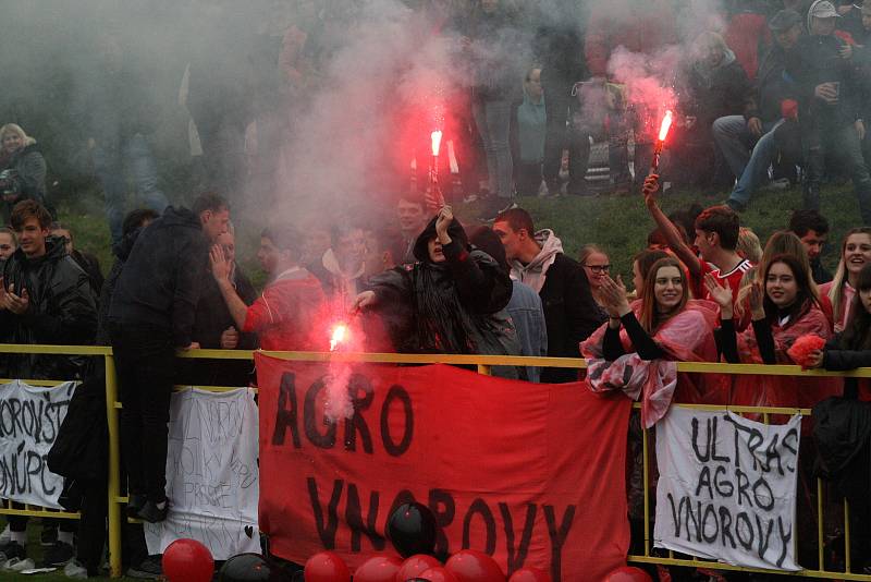 Fotbalisté Hroznové Lhoty (bíločervené dresy) v televizním zápase porazili Vnorovy 5:1. Zápas sledovalo 1500 diváků.