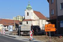 Výstavba okružních křižovatek ve Veselí nad Moravou a provoz na objízdných trasách.
