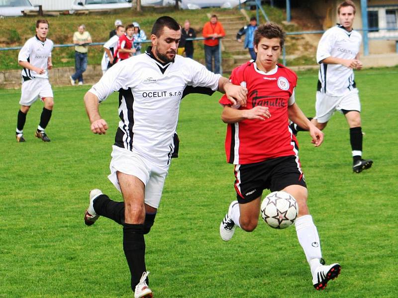 TJ Slavoj Moravany (v červeném) vs. Spartak Svatobořice 1:2.