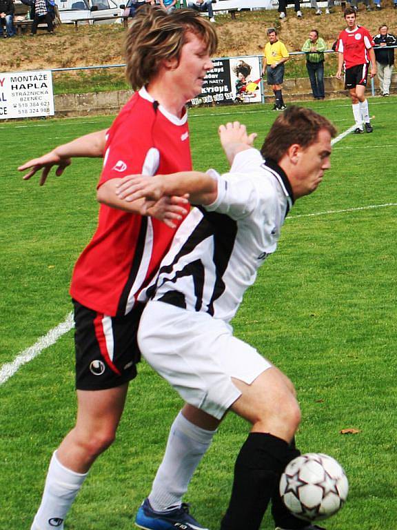 TJ Slavoj Moravany (v červeném) vs. Spartak Svatobořice 1:2.