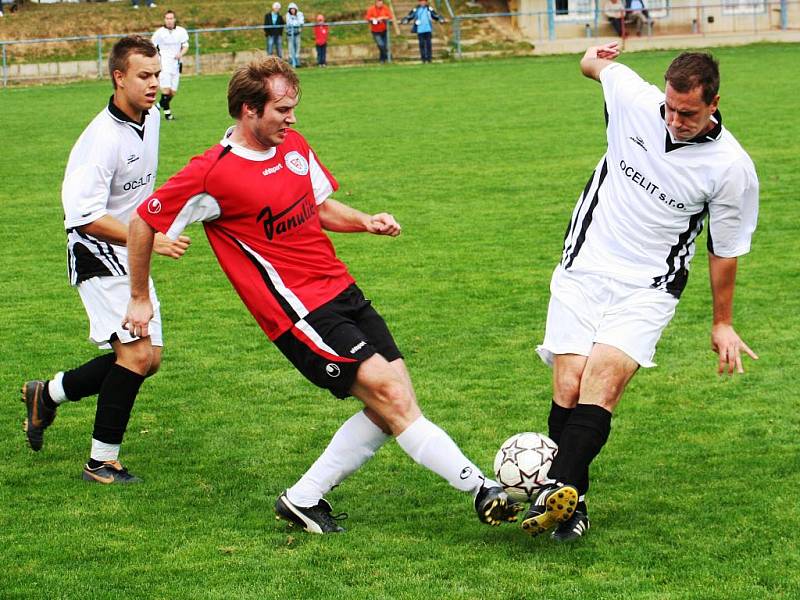 TJ Slavoj Moravany (v červeném) vs. Spartak Svatobořice 1:2.