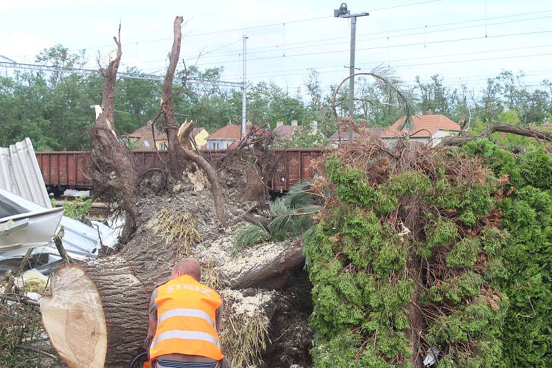Odstraňování následků tornáda v okolí železniční stanice v Lužicích den po katastrofě.