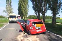 Řidič osobního auta u Veselí nad Moravou narazil do dvou stromů. Při střetu se vážně zranil.