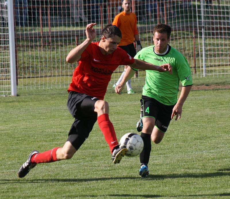 Fotbalisté Velké nad Veličkou (v červených dresech) si vítězství v první B třídě pojistili remízou 1:1 na hřišti Lovčic. Triumf v nejnižší krajské soutěži si vychutnávali společně s věrnými příznivci.