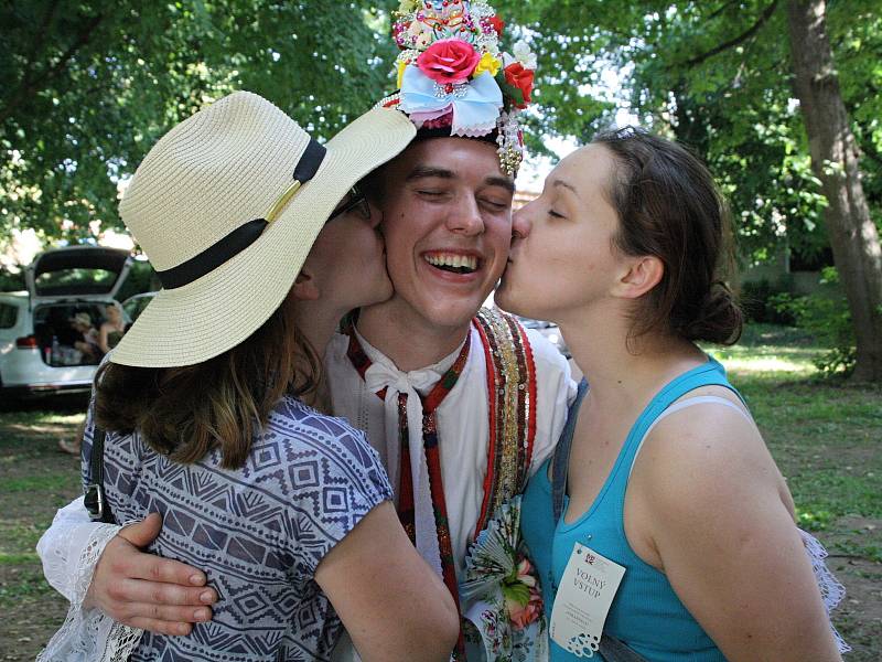 Ve Strážnici se konal jednasedmdesátý ročník Mezinárodního folklorního festivalu. Nejlepším tanečníkem verbuňku se stal Martin Vaculík z Dolních Bojanovic (na snímku).