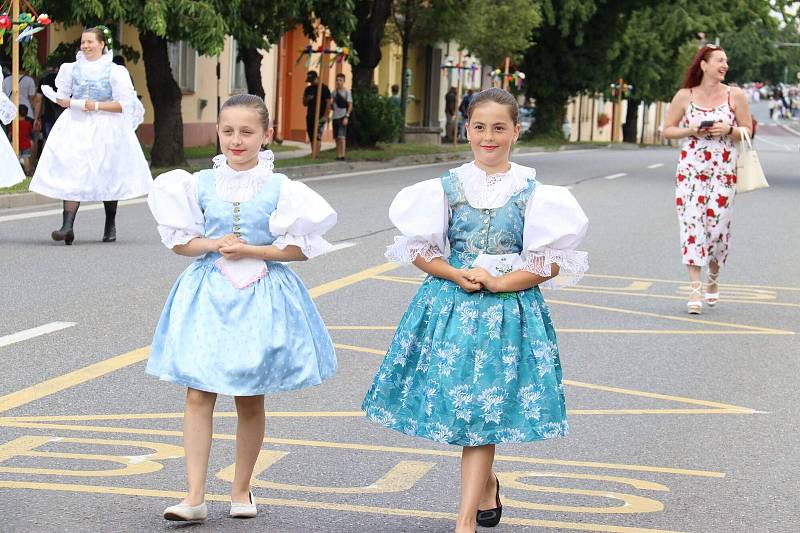 Ze slavnostního průvodu Mezinárodního folklorního festivalu ve Strážnici.