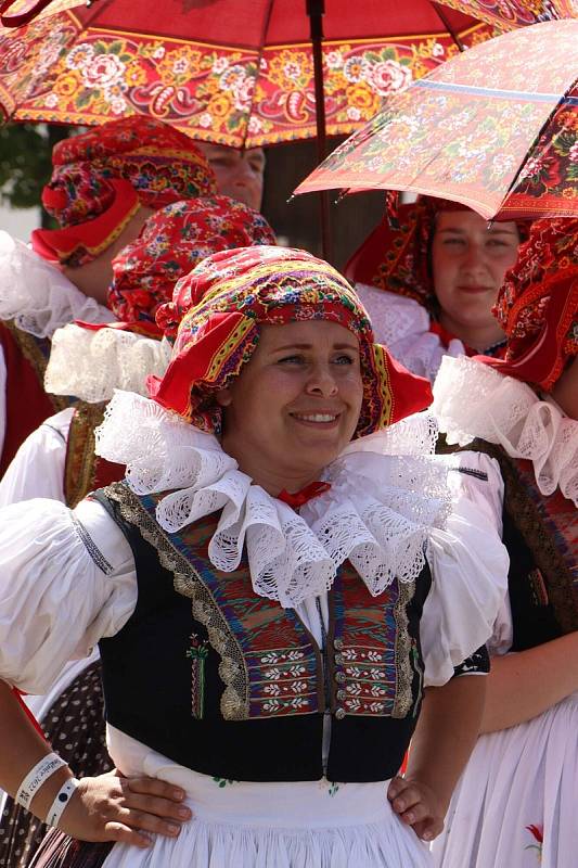 Ze slavnostního průvodu Mezinárodního folklorního festivalu ve Strážnici.