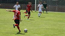 Hodonínští fotbalisté (v červenočerných dresech) porazili Břeclav 2:1.