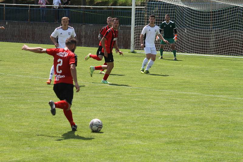 Hodonínští fotbalisté (v červenočerných dresech) porazili Břeclav 2:1.