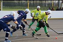 Sudoměřičtí hokejbalisté (ve žlutých dresech) v 15. kole extraligy zdolali Ústí nad Labem 2:1 po samostatných stříleních.