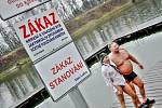 Otužilci v rybníku Lužák v Lužicích ukončili oficiálně plaveckou sezonu.