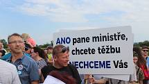 Protestní pochod za lidi pro vodu! Účastníci se postavili proti plánované těžbě štěrkopísku v blízkosti prameniště pitné vody.