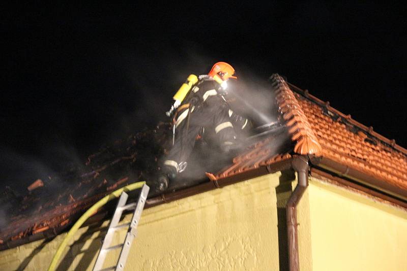 Požár hospody v Louce na Horňácku. S plameny bojovali hasiči více než pět hodin.