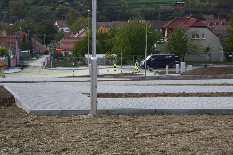 Pohled na jednotlivé části nové lokality Spálený v Dambořicích. Obec zde chystá parcely pro pětasedmdesát rodinných domů.