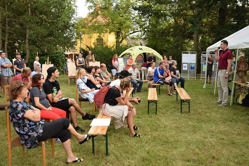 Netradiční způsob veřejného projednávání o podobě parku uskutečnili představitelé Hodonína. S lidmi se sešli přímo na místě.